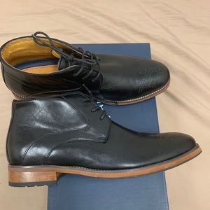 Black Florsheim sz 9.5  Ankle Boot, Mock Wingtip